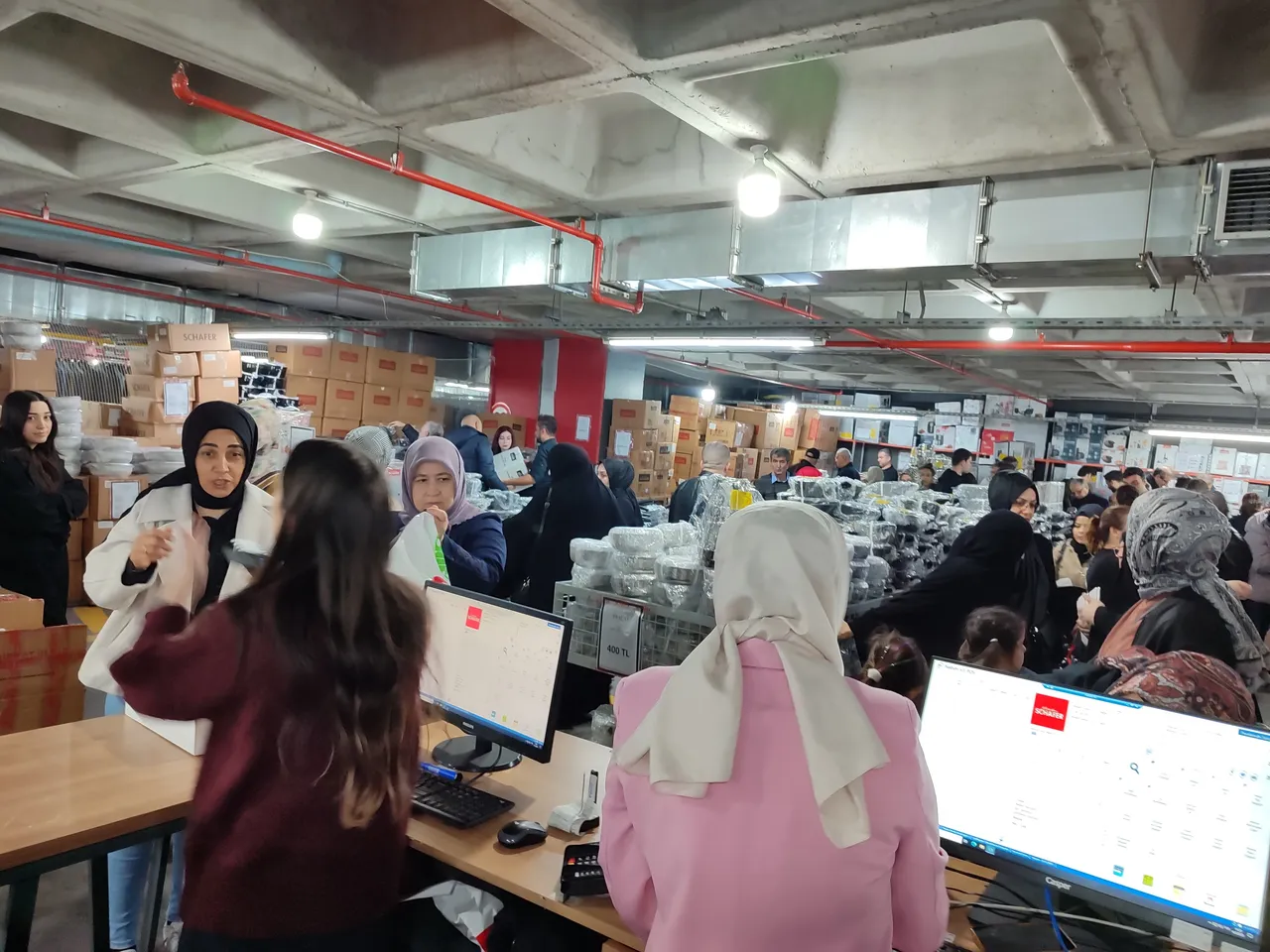 Ünlü markaların fiyatları 90 düştü! Vatandaşlar AVMdeki indirime koştu