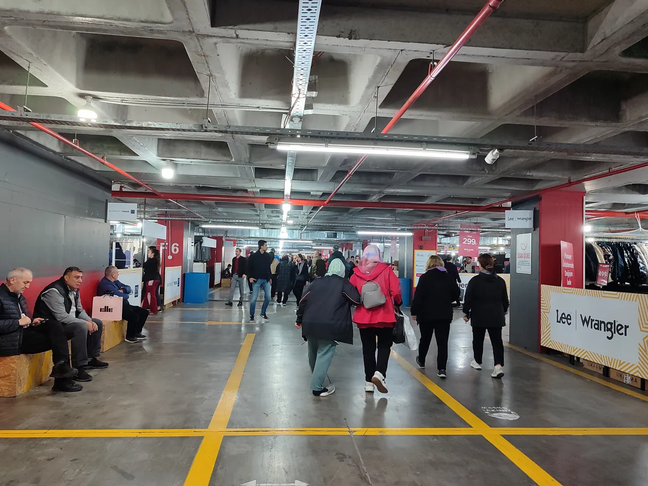 Ünlü markaların fiyatları 90 düştü! Vatandaşlar AVMdeki indirime koştu