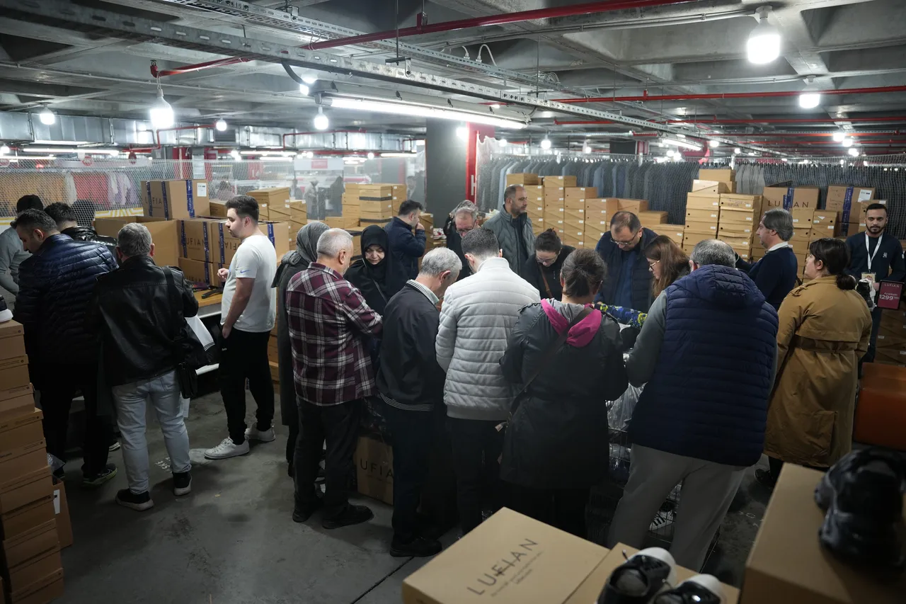 Ünlü markaların fiyatları 90 düştü! Vatandaşlar AVMdeki indirime koştu