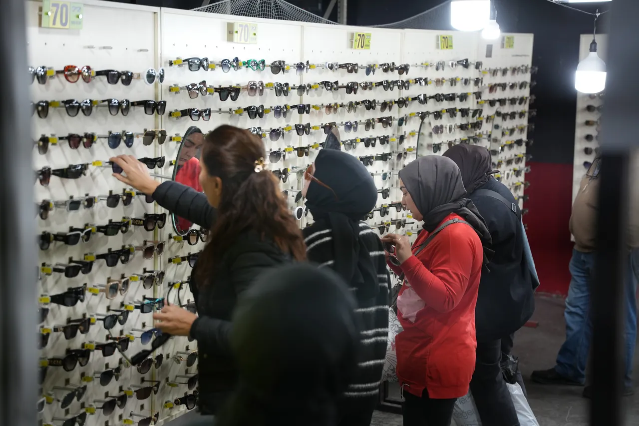 Ünlü markaların fiyatları 90 düştü! Vatandaşlar AVMdeki indirime koştu