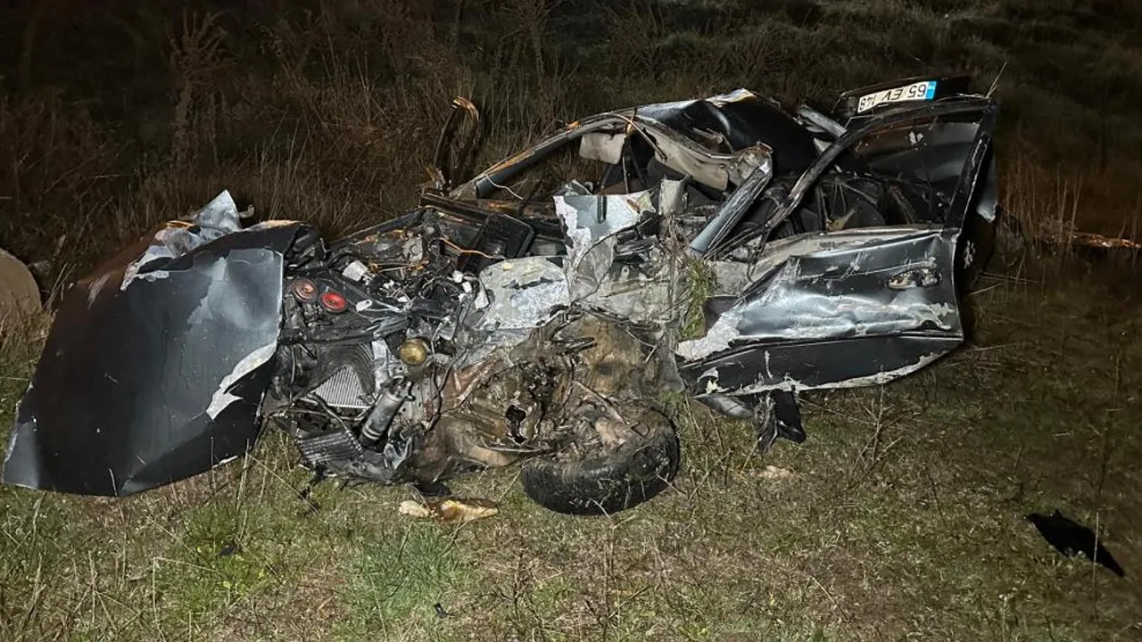 Uşak'ta otomobil şarampole devrildi: 2 kişi öldü, 1 kişi yaralandı