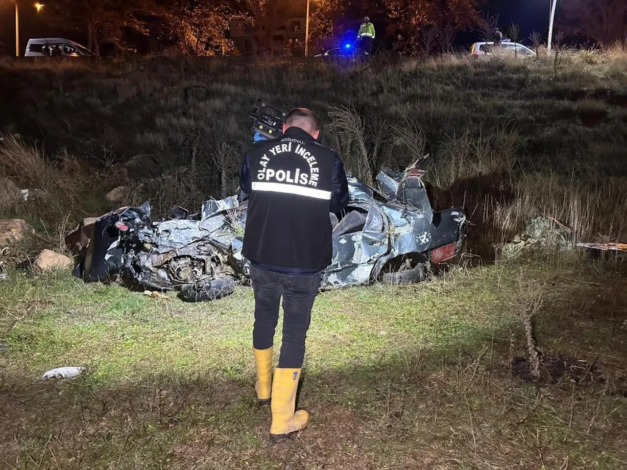 Uşak'ta otomobil şarampole devrildi: 2 kişi öldü, 1 kişi yaralandı