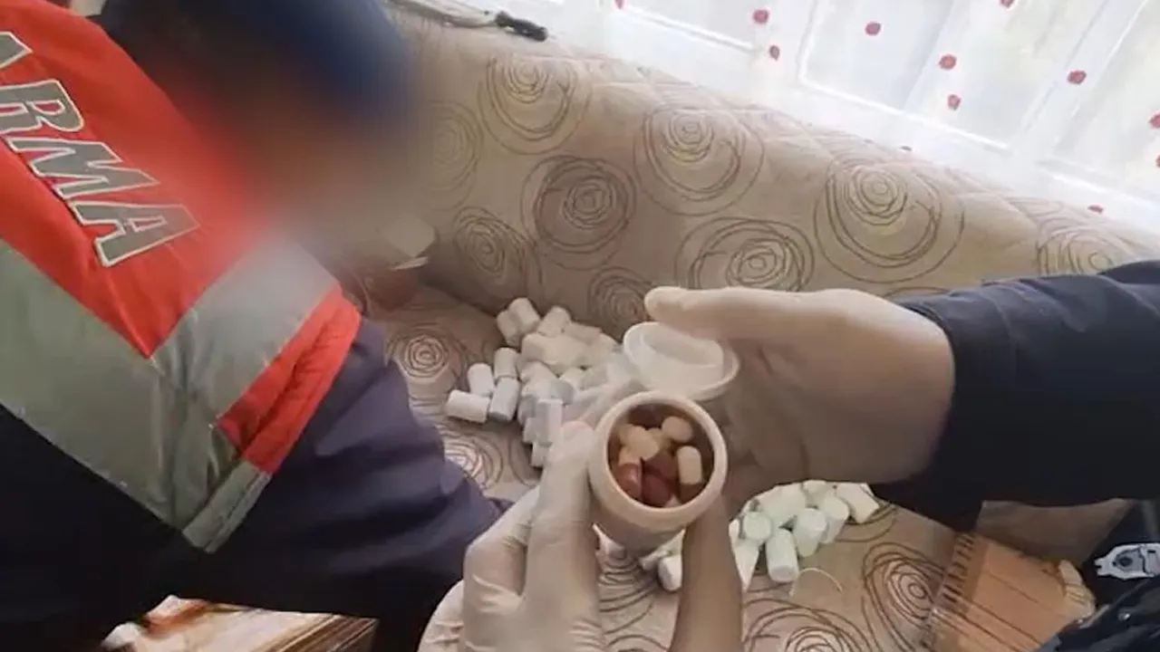 Uyuşturucu tacirinin evine operasyon: Binlerce hap ele geçirildi