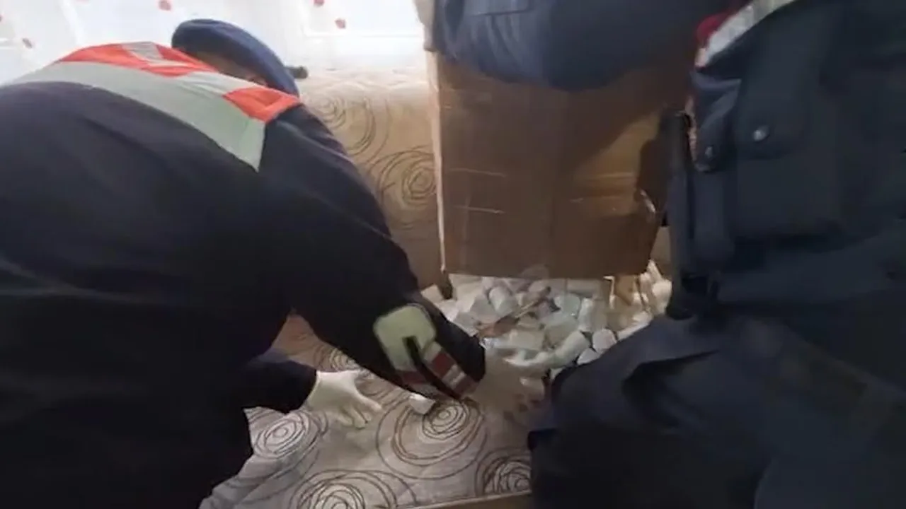Uyuşturucu tacirinin evine operasyon: Binlerce hap ele geçirildi