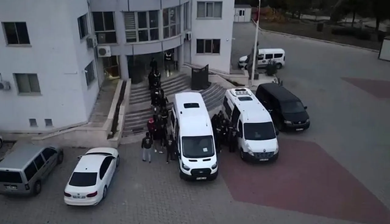 33 kişiyi dolandırıp 1 milyondan fazla topladılar