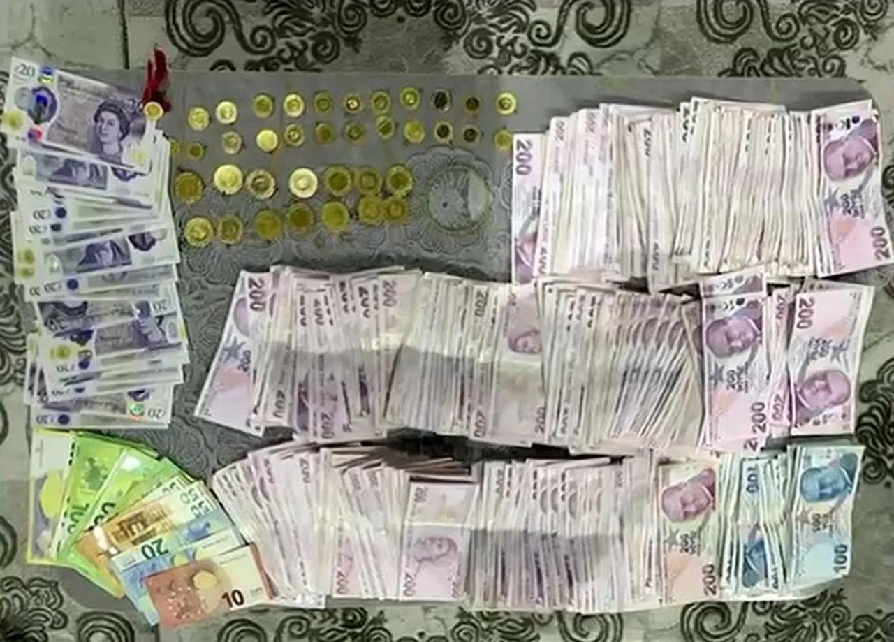 Yapılan aramalarda dolar ve eurolar bulundu