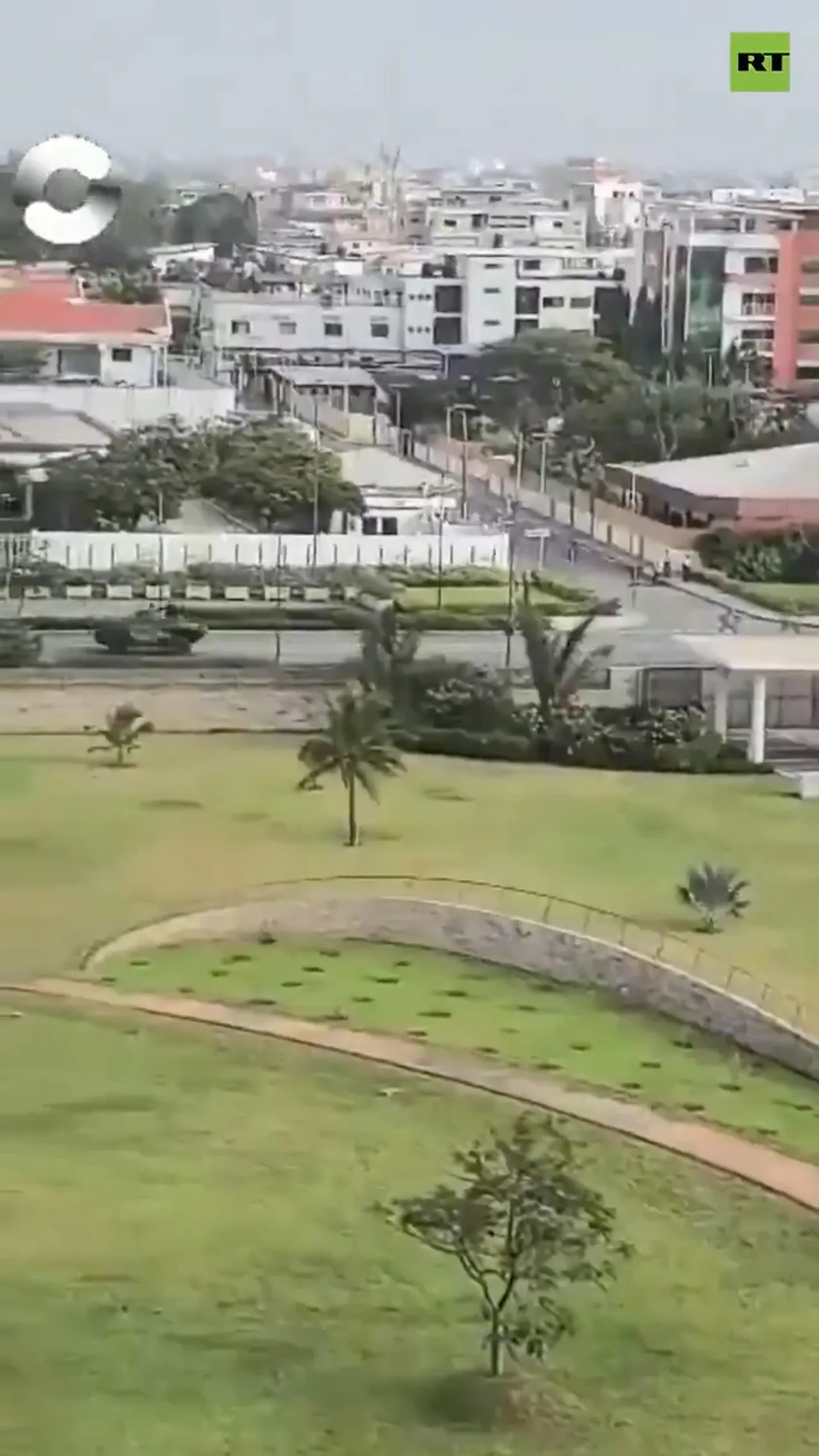 Zırhlı araçlar Benin'de ana caddeye doğru ilerliyor