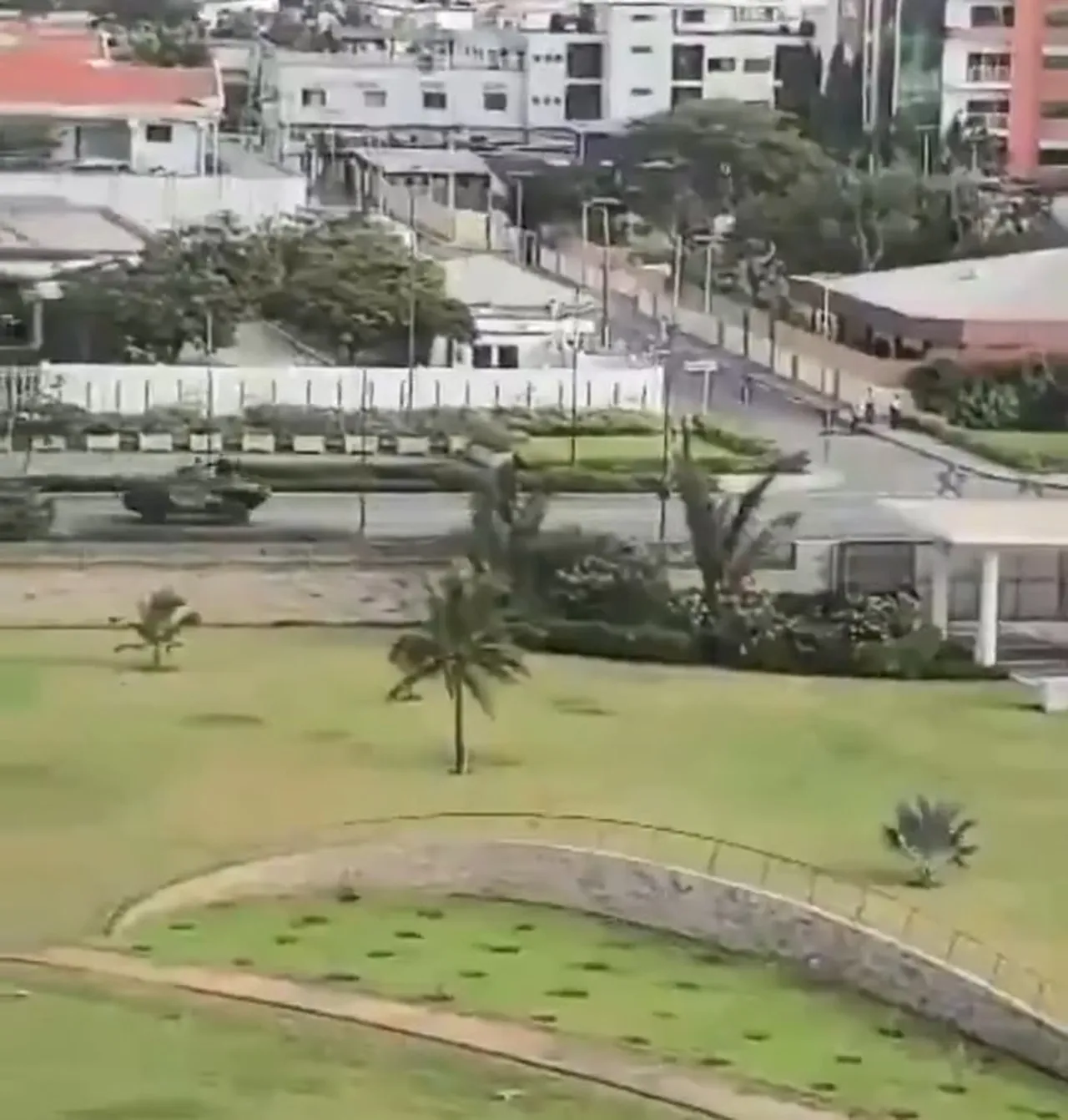 Zırhlı araçlar Benin'de ana caddeye doğru ilerliyor