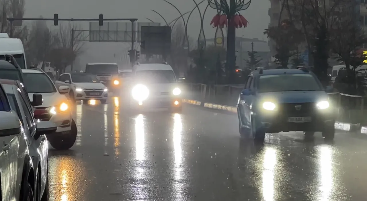 Sağanak yağış kentte hayatı felç etti