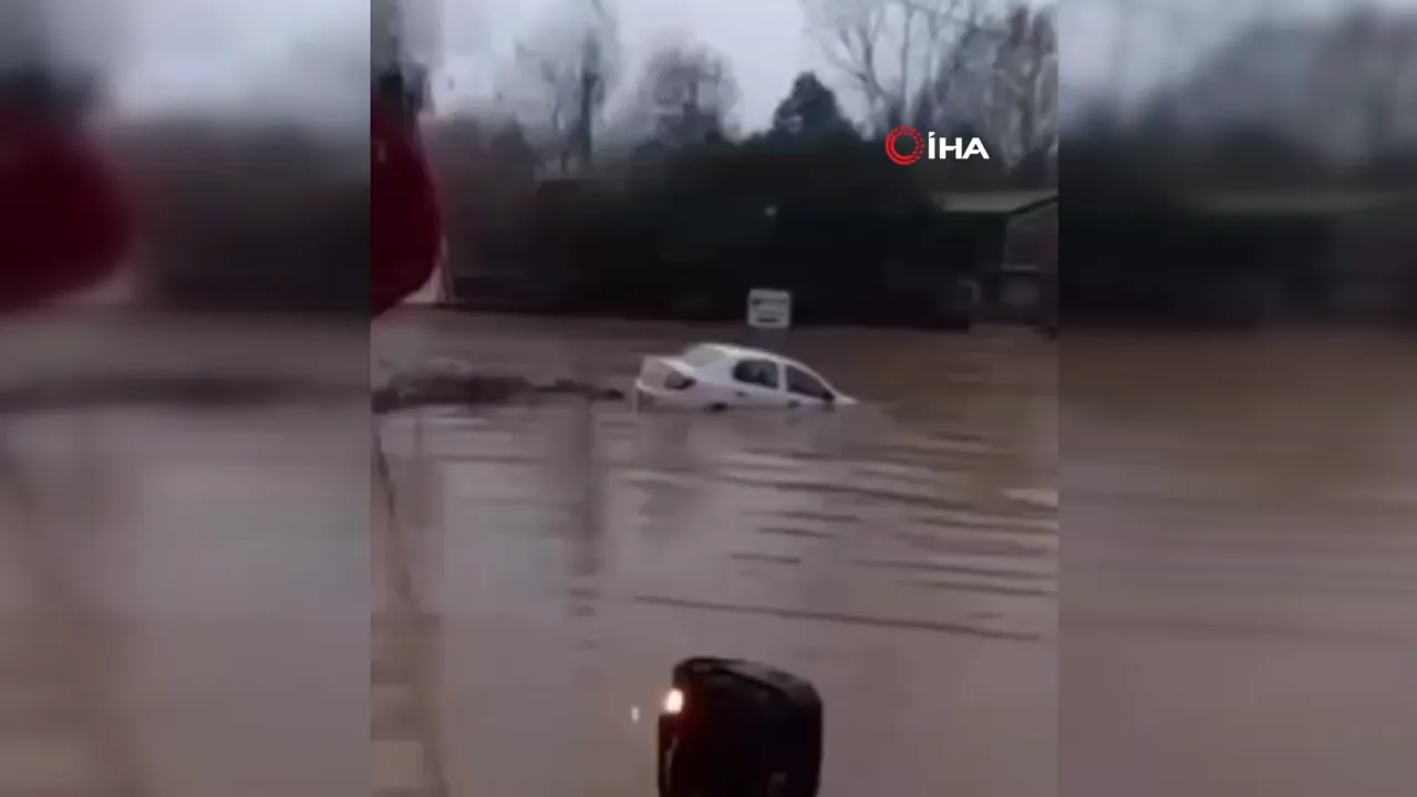 Sarıyer Kilyos yolu yağış nedeniyle göle döndü