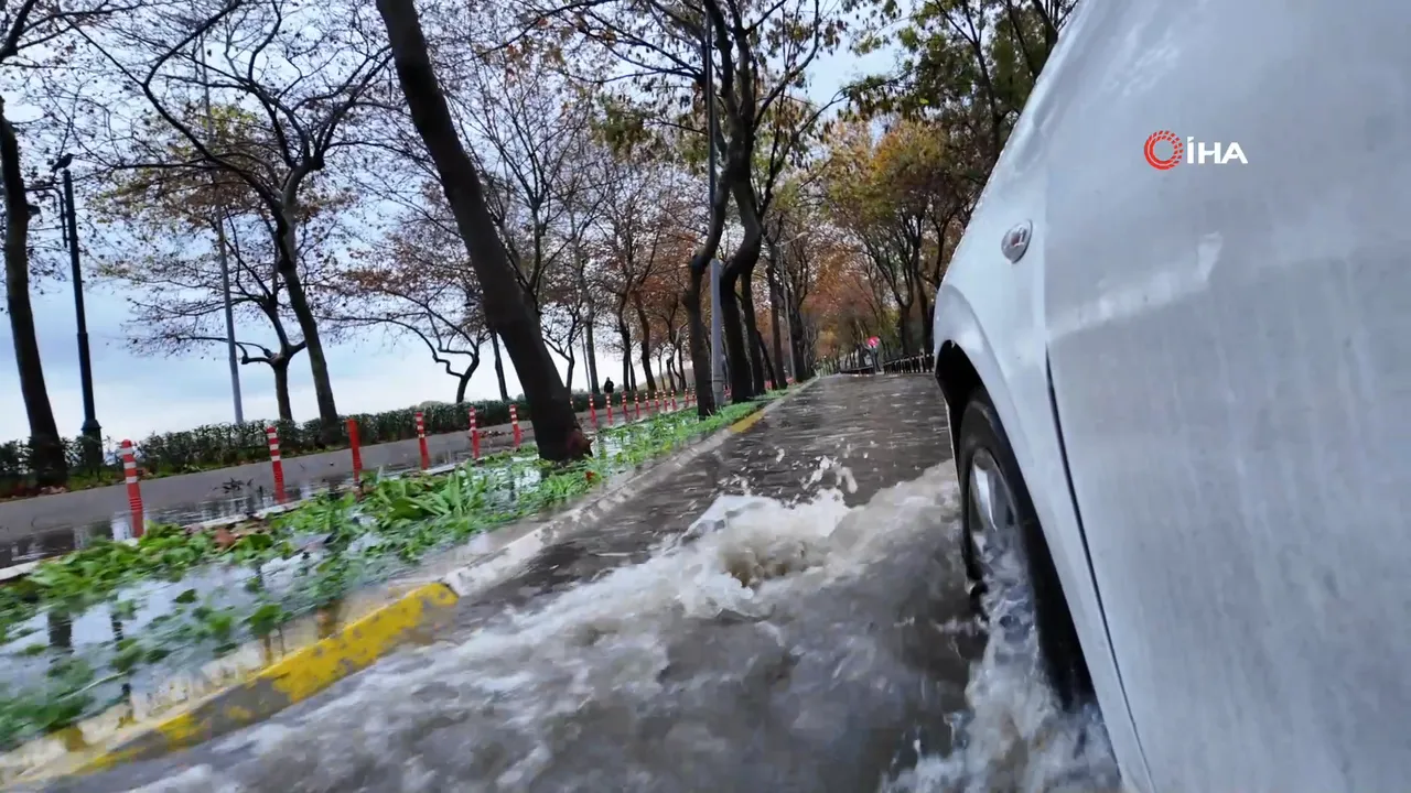 Avcılar'da sağanak yağışın ardından caddeyi su bastı