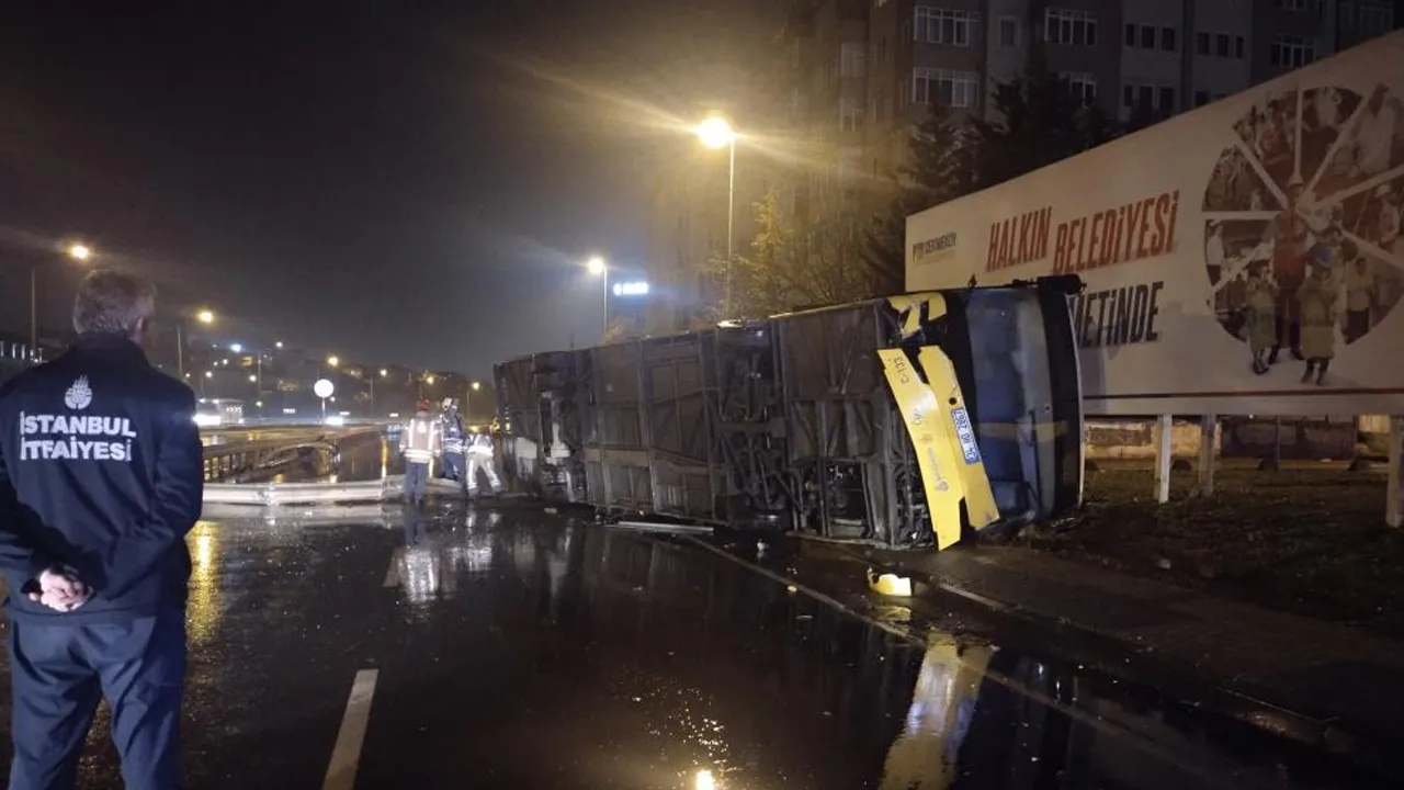 Çekmeköy'de kaza! Halk otobüsü yan yattı