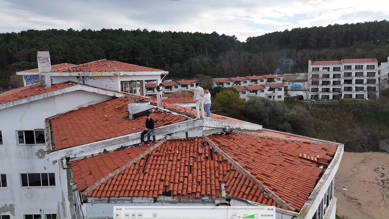 Harabeye dönen otele tinerciler dadandı 