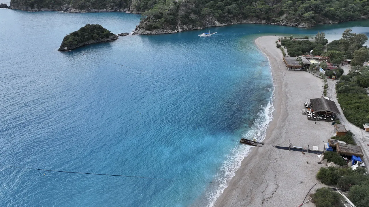 Fethiye'de Ölüdeniz turkuaz renge büründü!