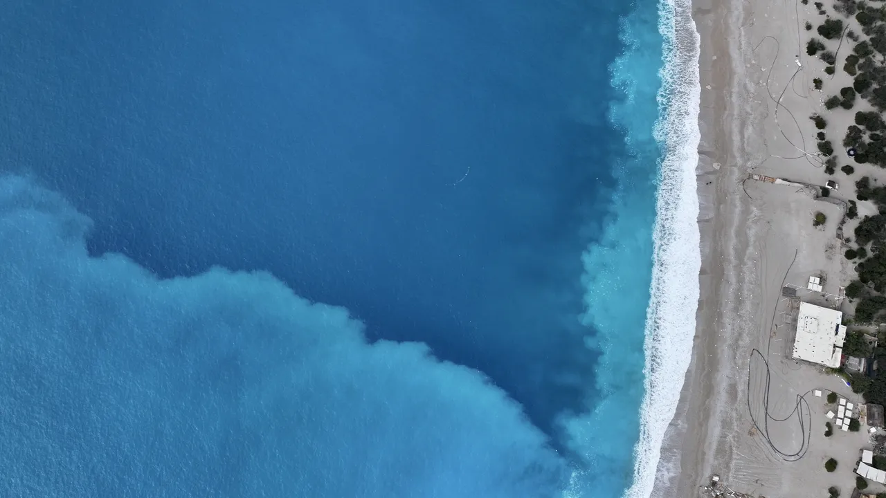 Fethiyede Ölüdeniz turkuaz renge büründü!