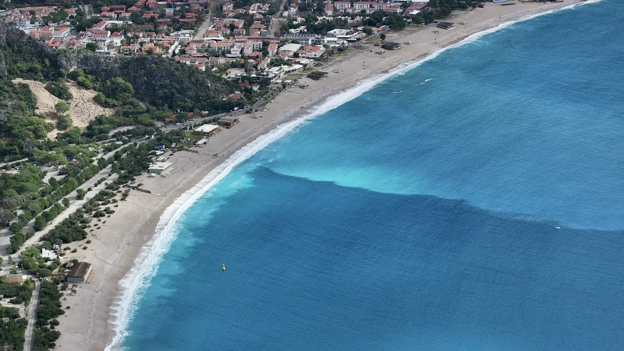 Fethiyede Ölüdeniz turkuaz renge büründü!