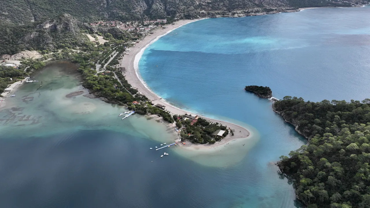 Fethiyede Ölüdeniz turkuaz renge büründü!