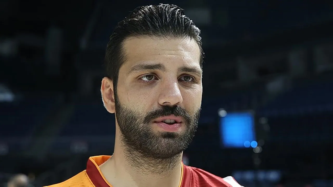 Galatasaray'dan taşlı saldırı sonrası eski kaptanına tepki: Ettiği ağır küfürler...