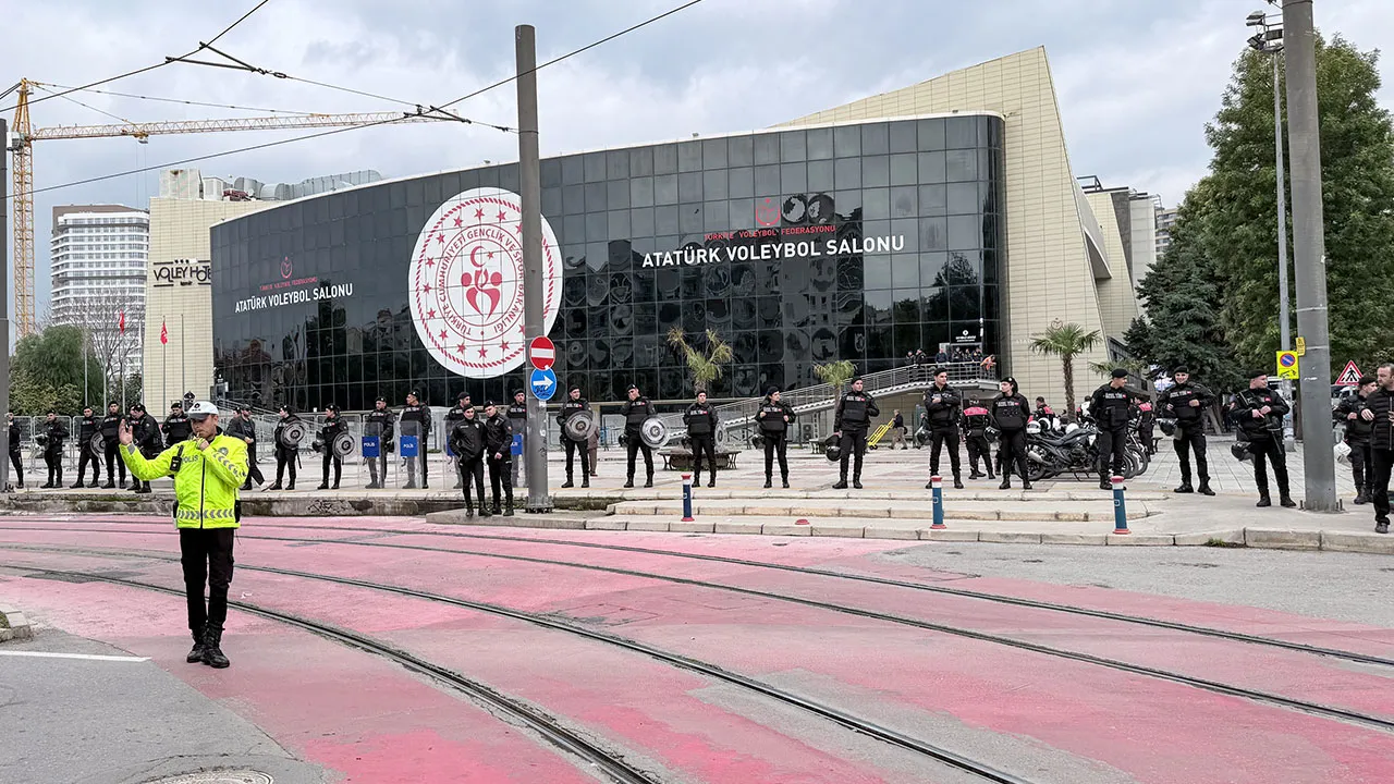 Göztepe - Beşiktaş maçında olaylar çıktı: Polis müdahale etti, salon boşaltıldı