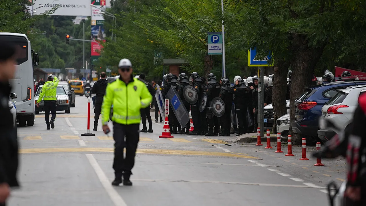 Göztepe - Beşiktaş maçında olaylar çıktı: Polis müdahale etti, salon boşaltıldı