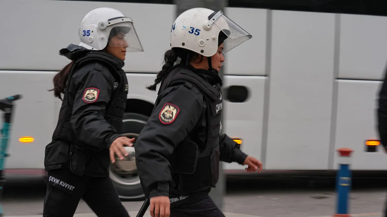 Göztepe - Beşiktaş maçında olaylar çıktı: Polis müdahale etti, salon boşaltıldı