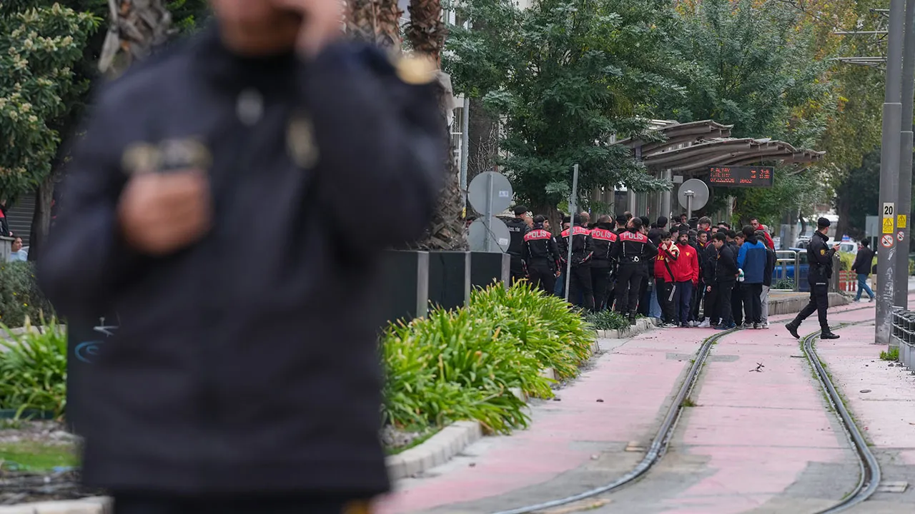 Göztepe - Beşiktaş maçında olaylar çıktı: Polis müdahale etti, salon boşaltıldı