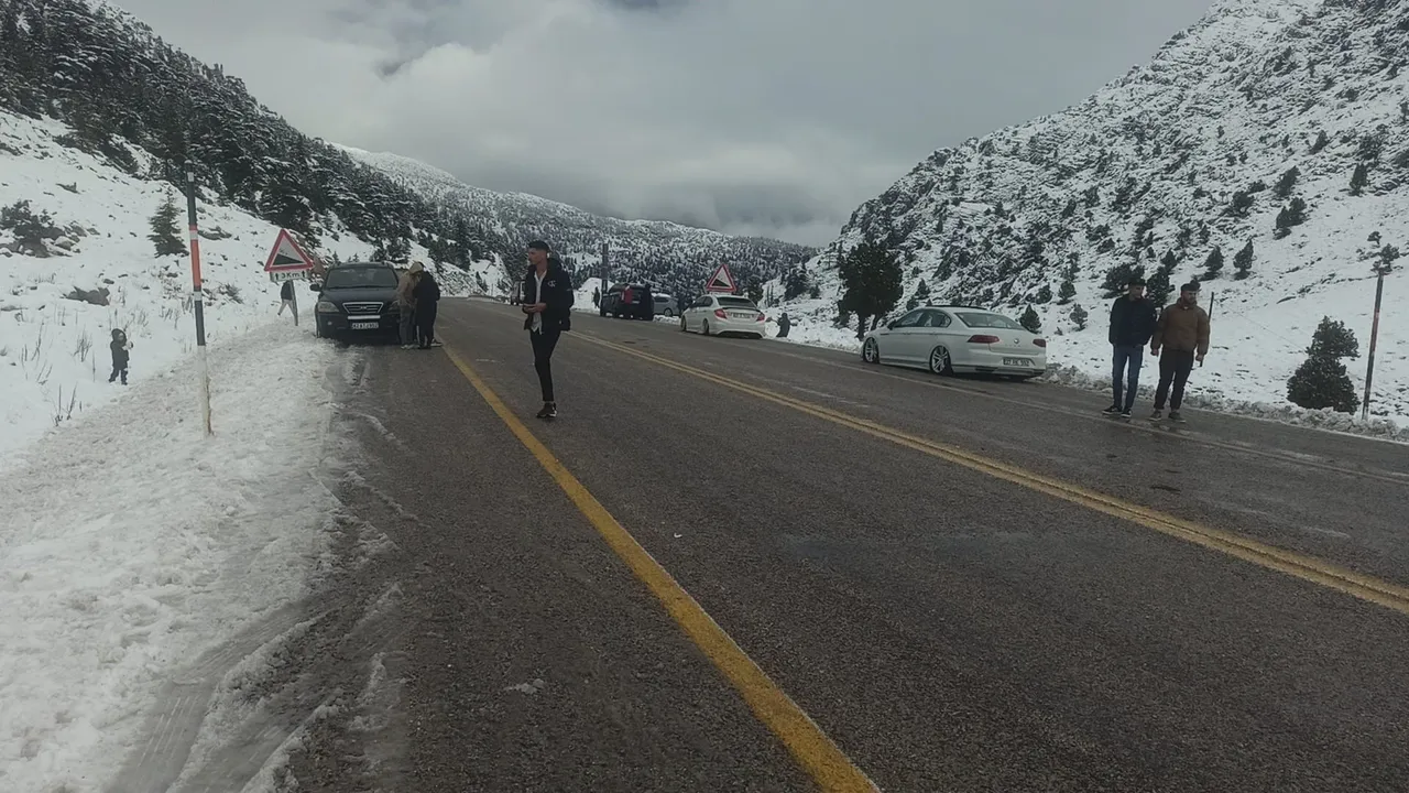 Haberi alan oraya koştu! Beyaz örtünün keyfini böyle çıkardılar
