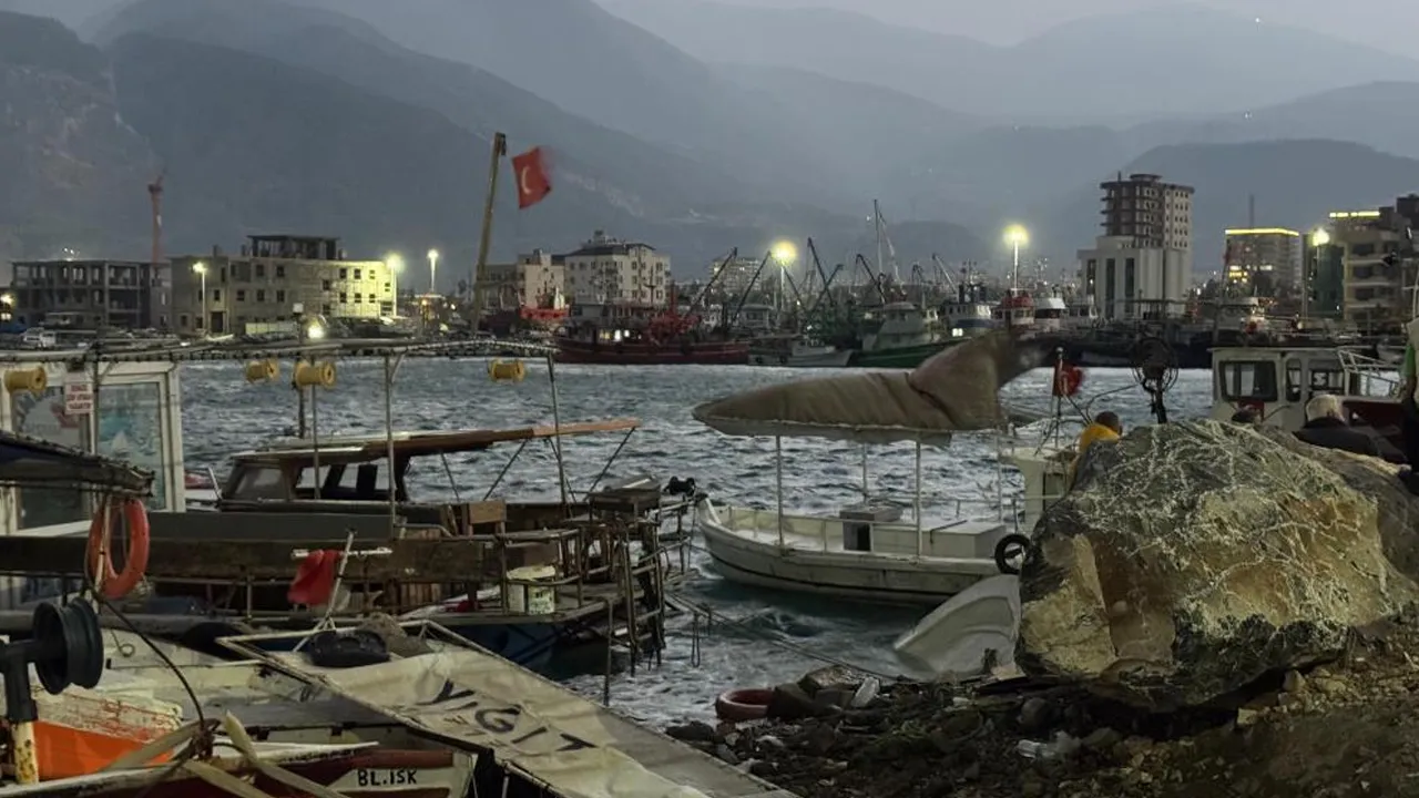 Hatay fırtınaya teslim oldu! Tekneler alabora oldu