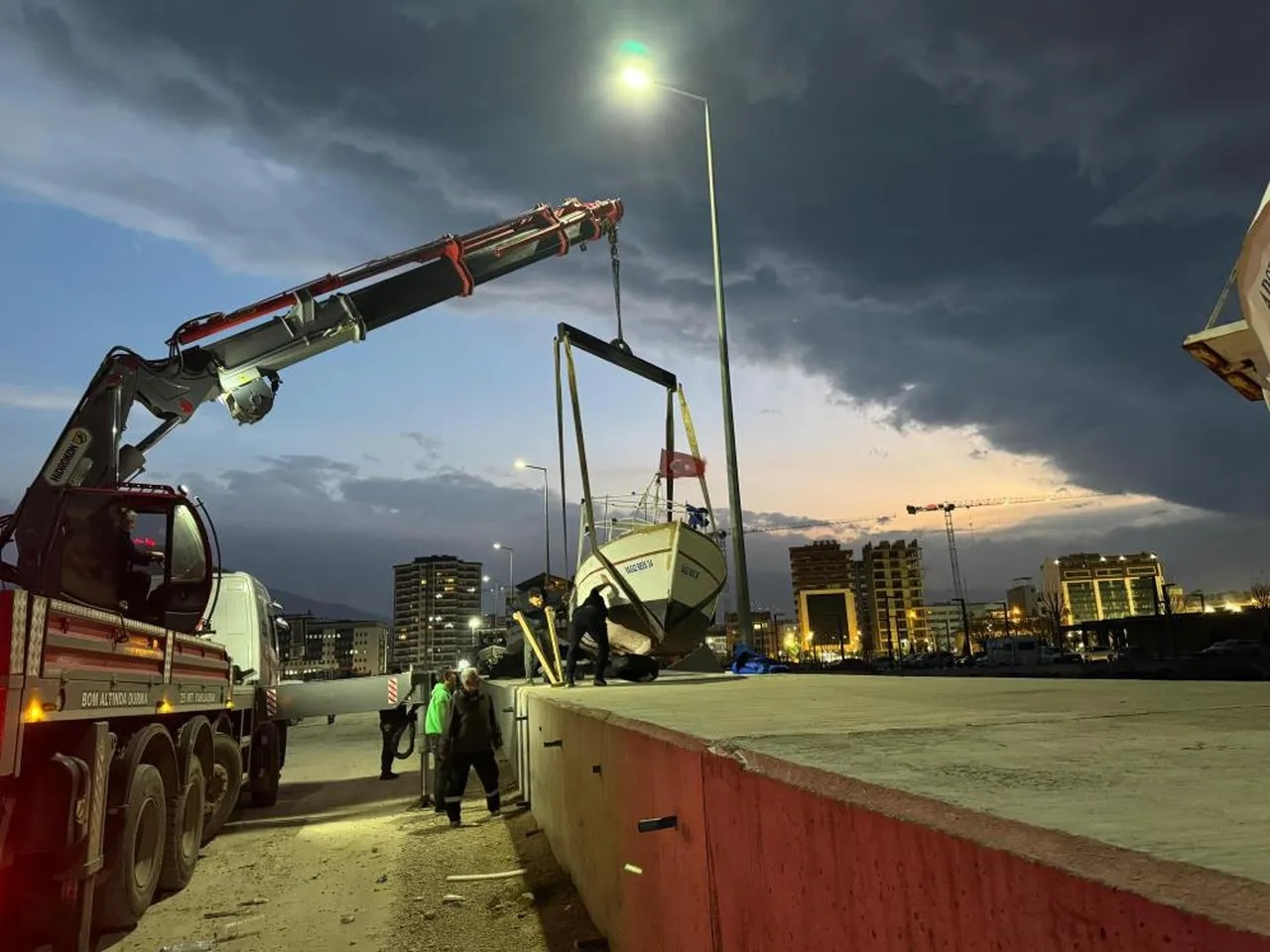 Hatay fırtınaya teslim oldu! Tekneler alabora oldu