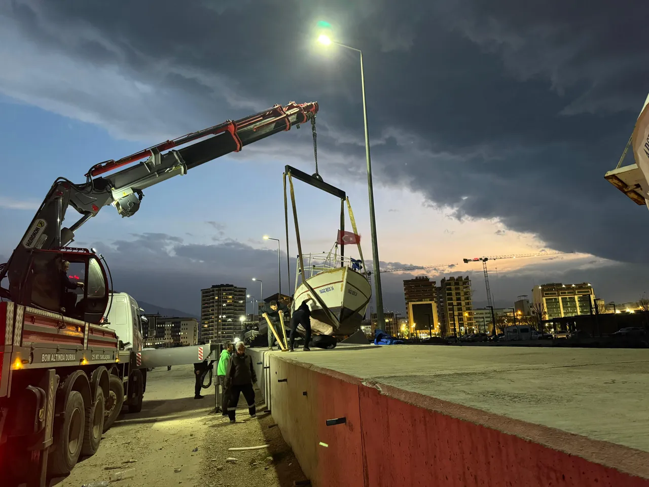 Hatay'da fırtına kabusu! 5 tekne, 1 yat alabora oldu