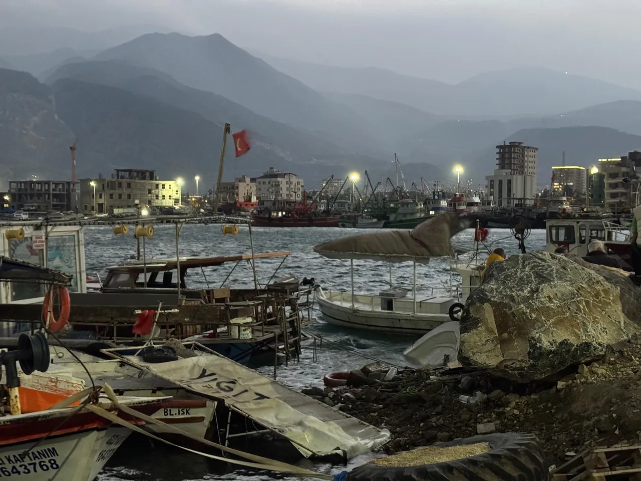 Hatay'da fırtına kabusu! 5 tekne, 1 yat alabora oldu