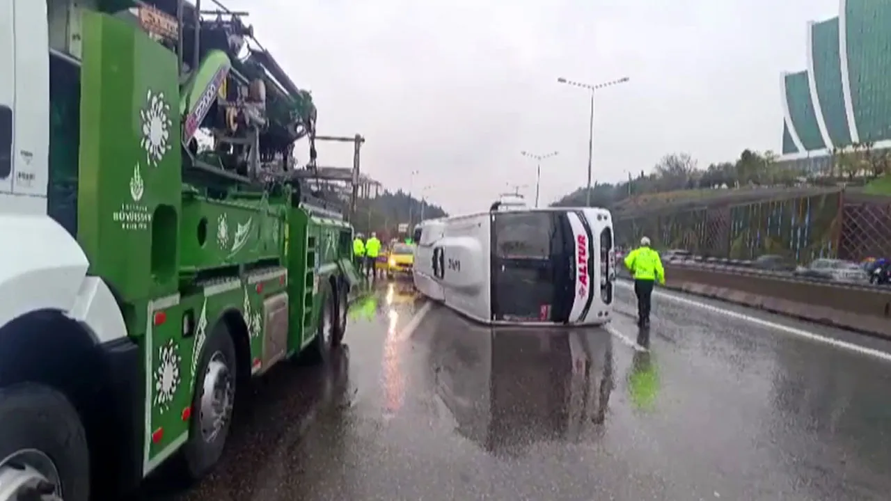 İstanbul Maltepe'de havalimanı çalışanlarını taşıyan servis minibüsü devrildi