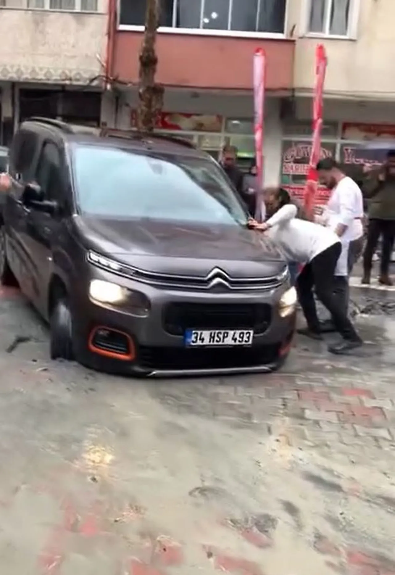 Küçükçekmece'de yol çöktü! Araçlar çukura gömüldü, yayalar içine düştü