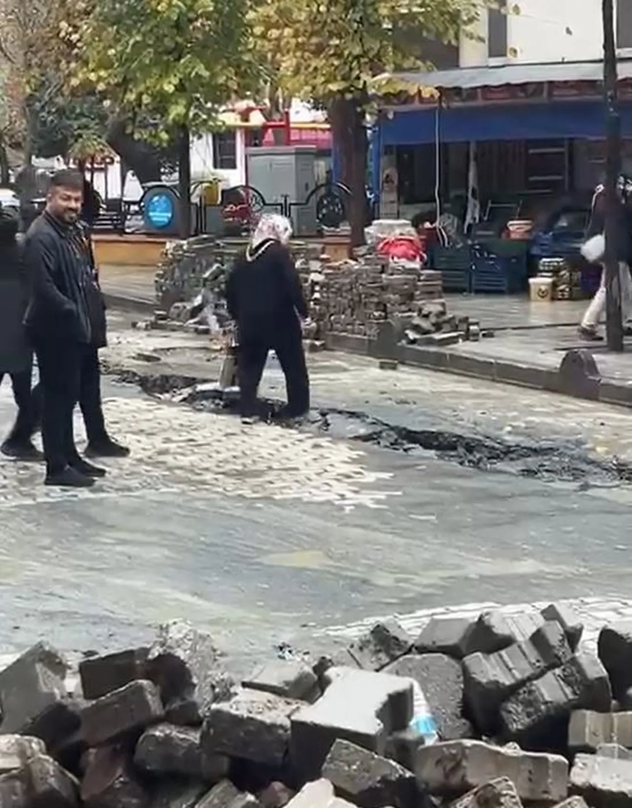 Küçükçekmece'de yol çöktü! Araçlar çukura gömüldü, yayalar içine düştü