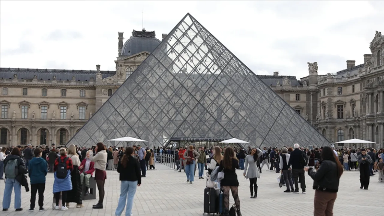 Louvre Müzesi'nde bir skandal daha! 400 nadir kitap kullanılamaz hale geldi