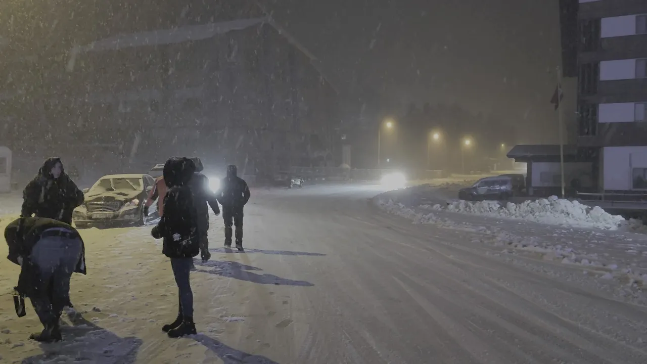Meteoroloji günlerdir uyarıyordu: Tatilciler bile bu kadarını beklemiyordu, kara gömüldüler!