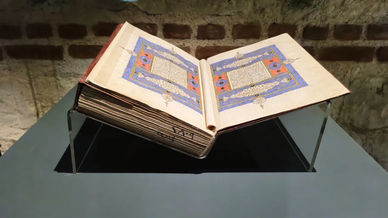 Hazreti Mevlâna’nın vefatının 752. yıl dönümü dolayısıyla gerçekleştirilen Şeb-i Arus faaliyetleri çerçevesinde açılan “Mana ve Nakış” sergisi 5 Nisan 2026’ya kadar Rami Kütüphanesi’nde görülebilecek.