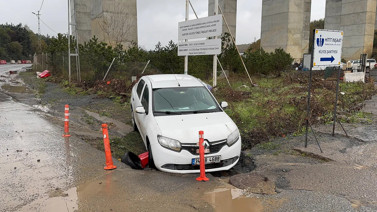 Şiddetli yağış İstanbul'u vurdu: Yollar çöktü, duvarlar yıkıldı!