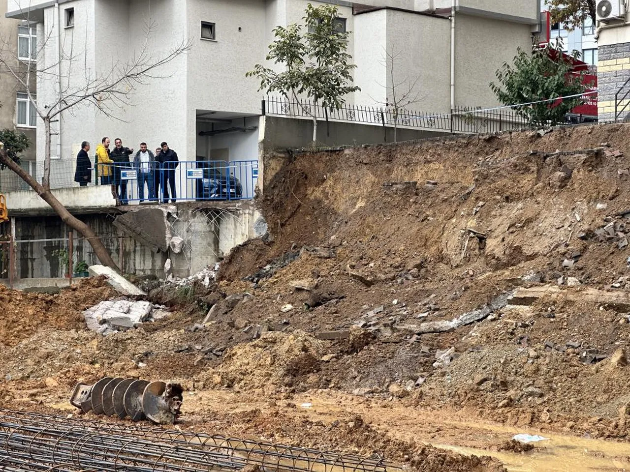Şiddetli yağış İstanbul'u vurdu: Yollar çöktü, duvarlar yıkıldı!