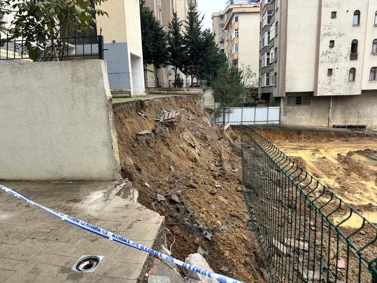 Şiddetli yağış İstanbul'u vurdu: Yollar çöktü, duvarlar yıkıldı!