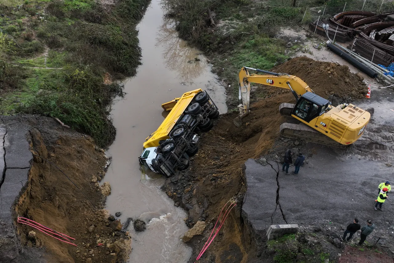 Şiddetli yağış İstanbul'u vurdu: Yollar çöktü, duvarlar yıkıldı!