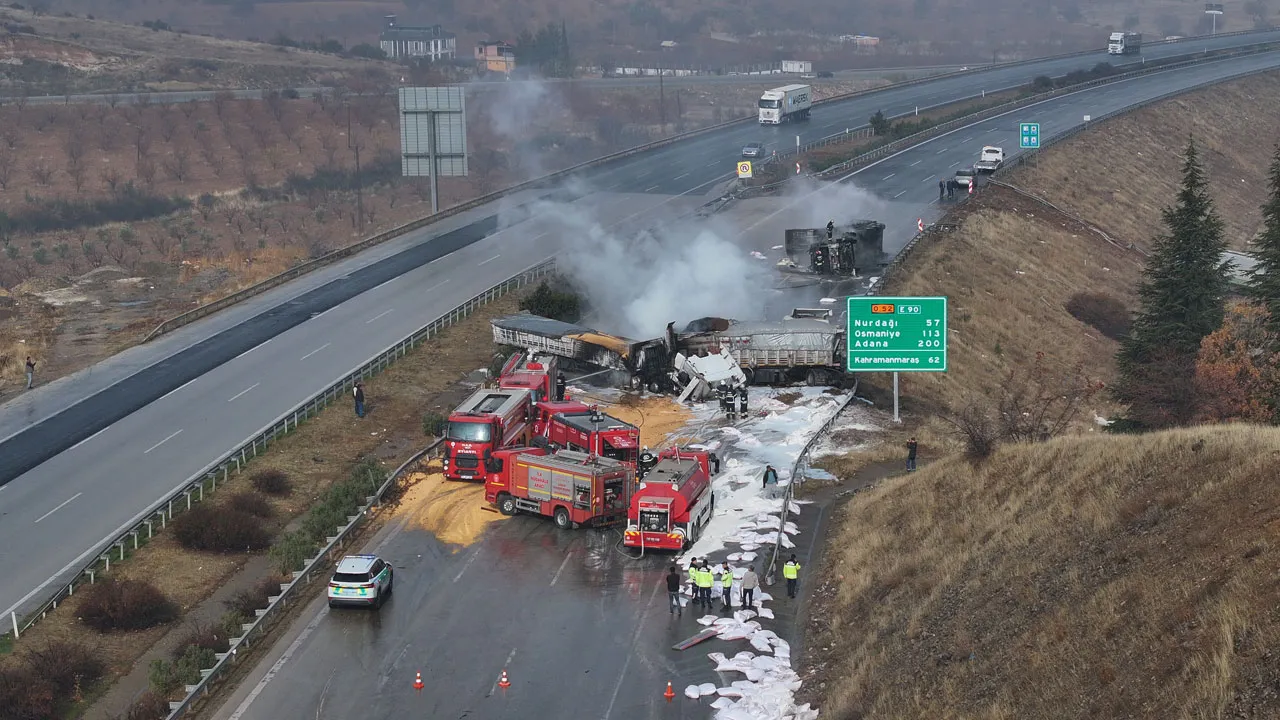 TAG Otoyolu'nda 3 tır çarpıştı: Yol trafiğe kapandı