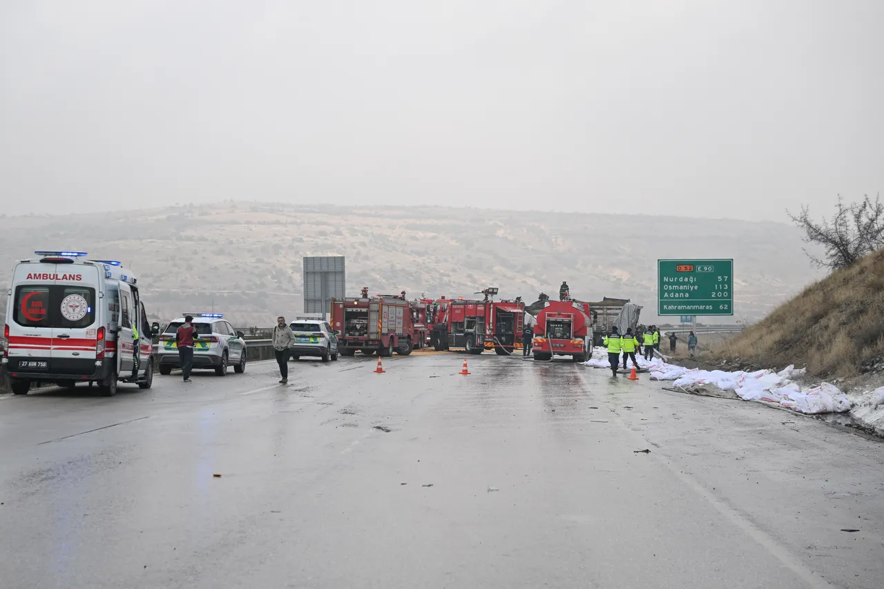 TAG Otoyolu'nda 3 tır çarpıştı: Yol trafiğe kapandı