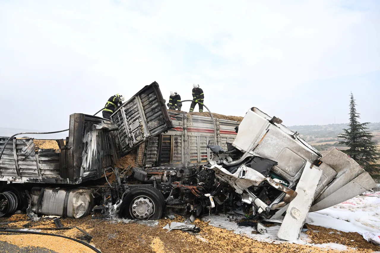 TAG Otoyolu'nda 3 tır çarpıştı: Yol trafiğe kapandı