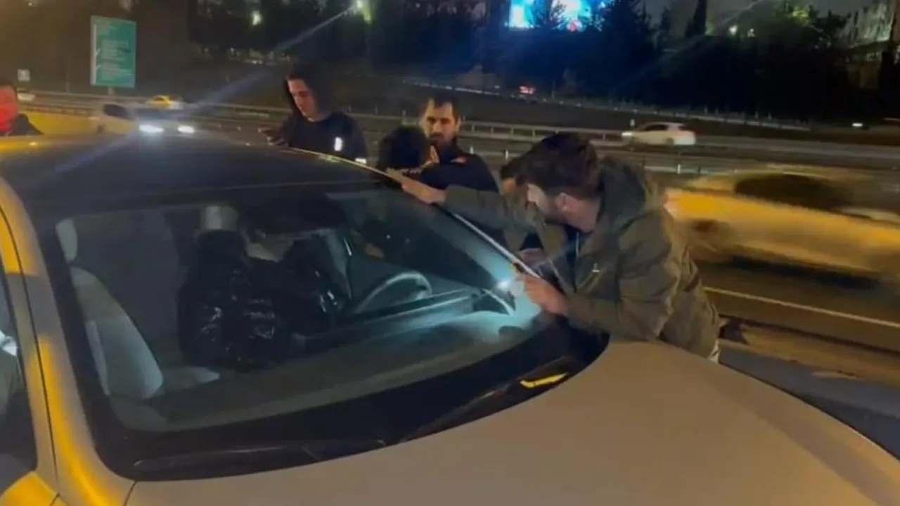 TEM Otoyolu'nda bir sürücü uyuya kaldı! Ekipler camı kırarak uyandırdı