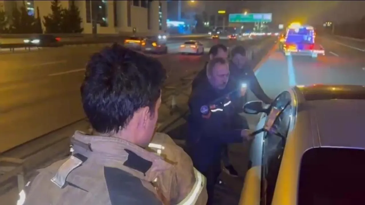 TEM Otoyolu'nda bir sürücü uyuya kaldı! Ekipler camı kırarak uyandırdı