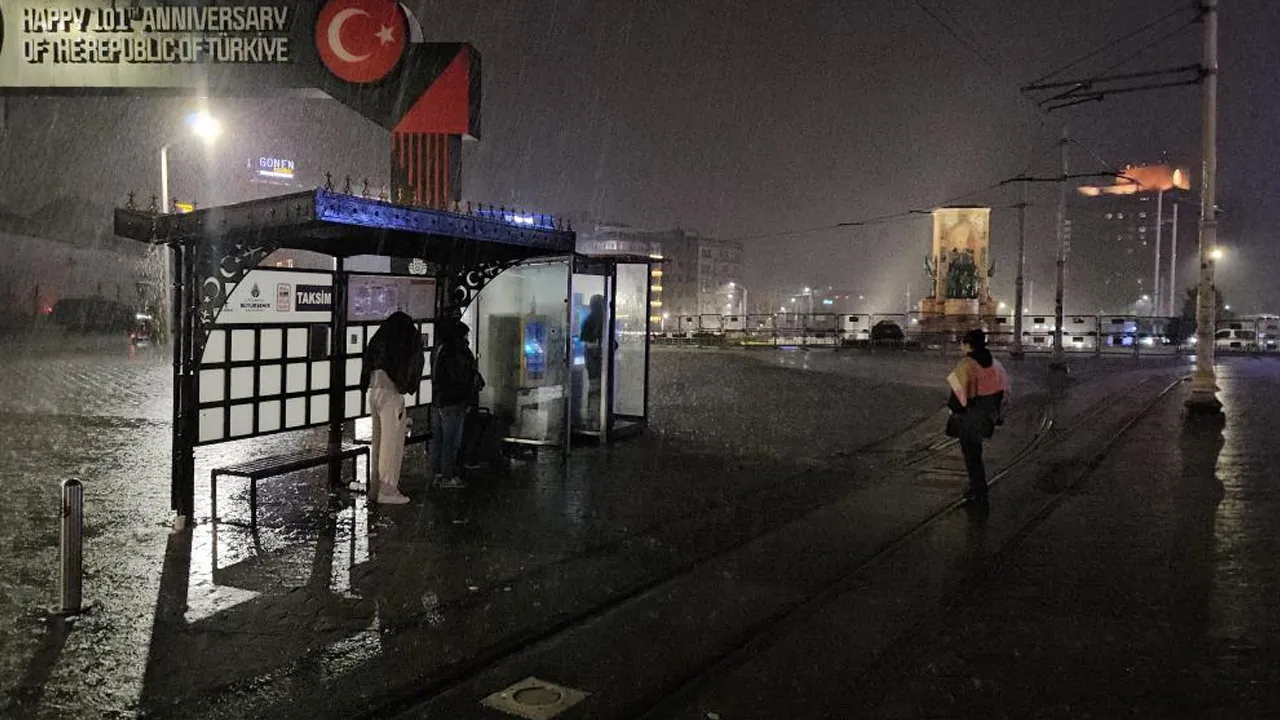 Uyarılar peş peşe geldi, sarı kod verildi! İstanbul'da beklenen sağanak başladı
