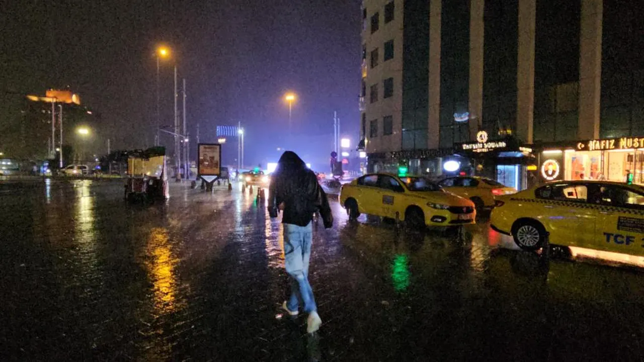 Uyarılar peş peşe geldi, sarı kod verildi! İstanbul'da beklenen sağanak başladı