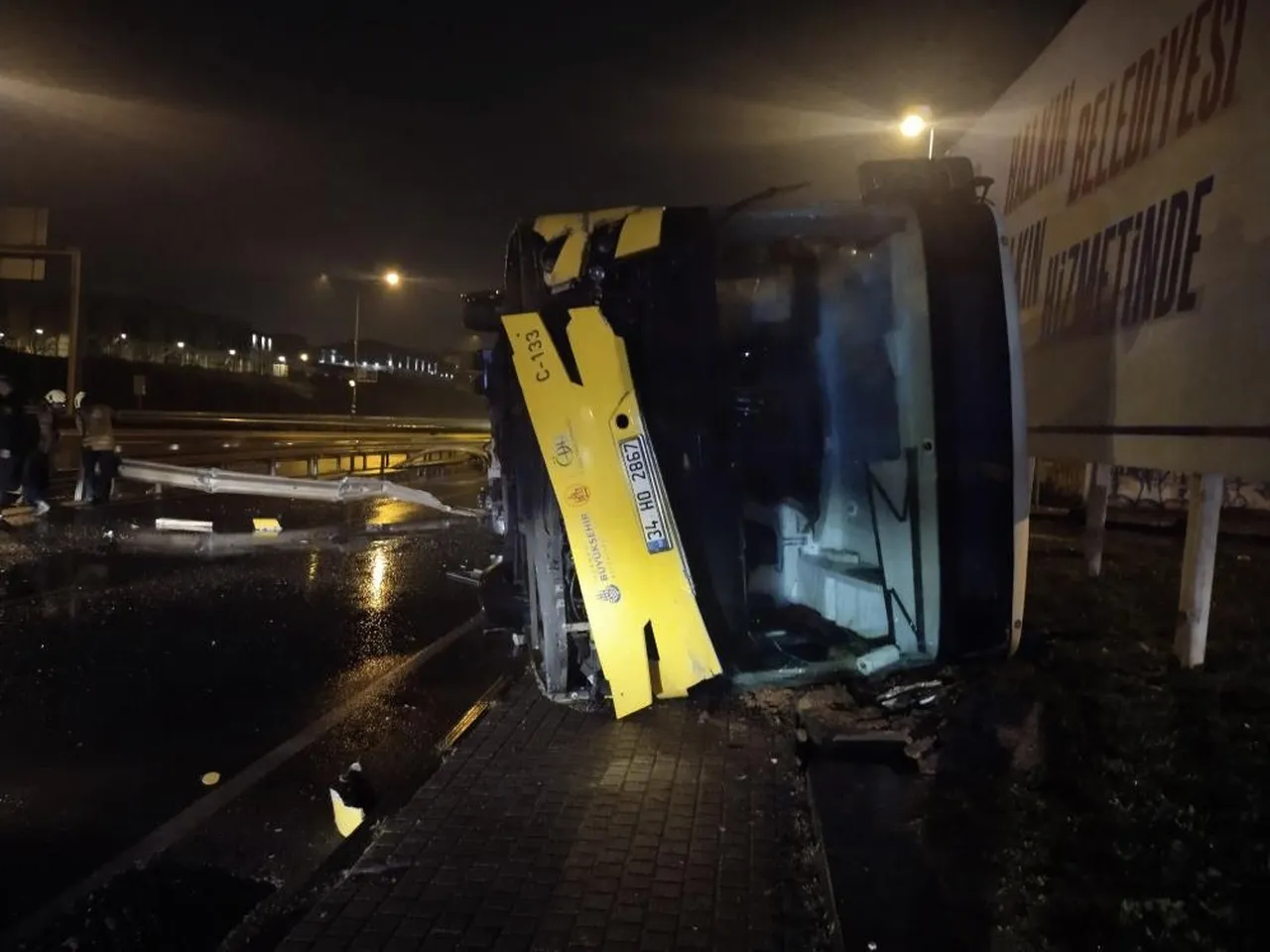 Çekmeköy'de devrilen otobüs