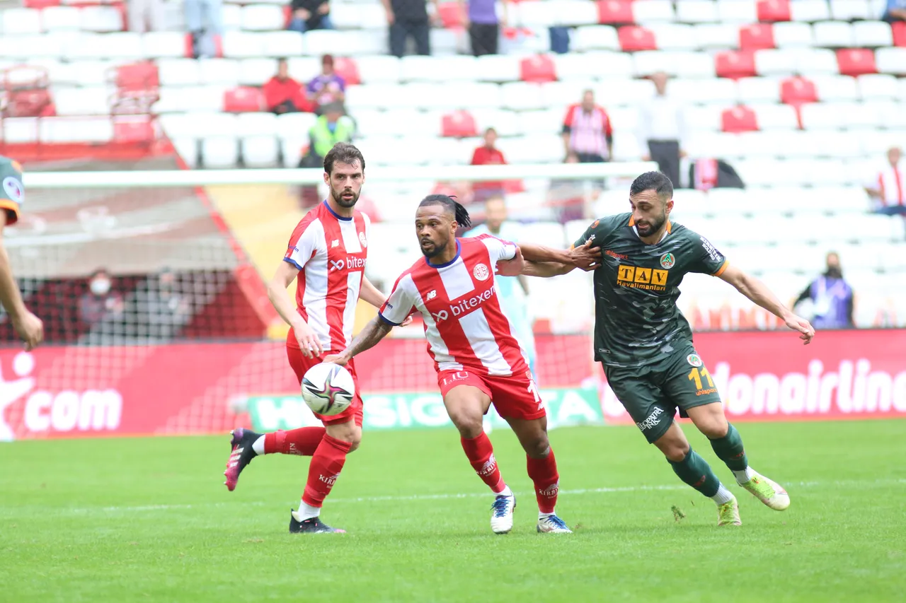 Alanyaspor-Antalyaspor maçı hangi kanalda, ne zaman? Süper Lig heyecanı sürüyor